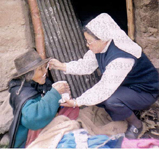 Eine Schwester hilft einer Dame in Talavera