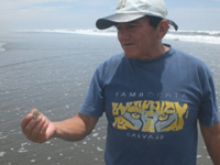 Carlos zeigt ein Meerestier