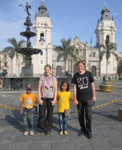 Ina und Andre machen einen Ausflug mit Juan und seiner Familie - hier vor der Kathedrale in Lima