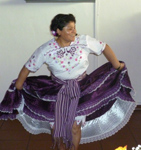 Schwester Miriam tanzt die Marinera